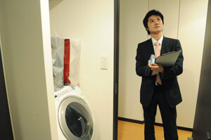 任意売却物件を査定している様子