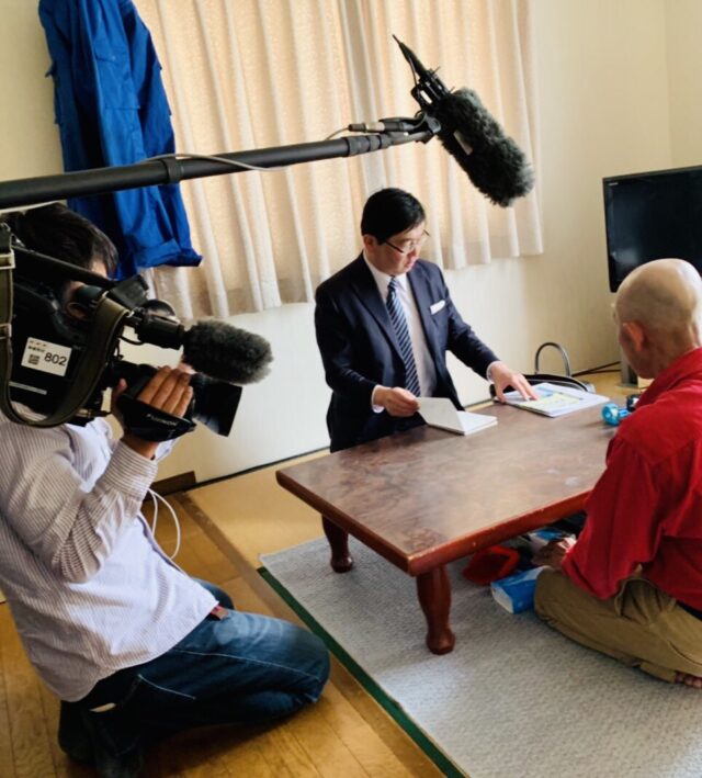 クローズアップ現代プラスで住宅ローン破綻の取材を受ける任意売却119番の富永順三